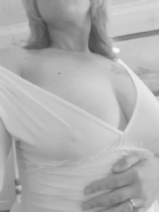 Blonde milf is in need of serious fun in Romford