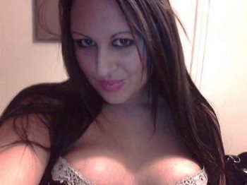 Buxom wife is looking for discreet sex